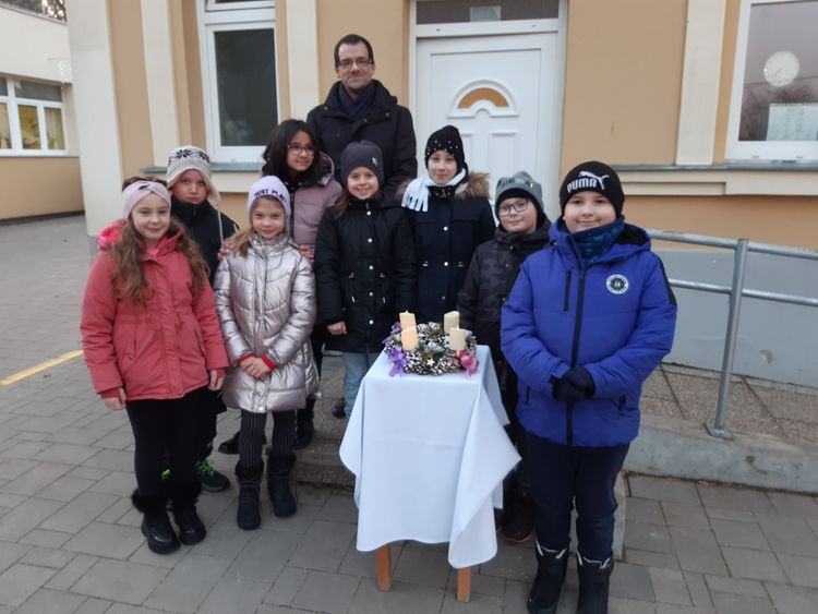 Adventi hírnök, friss fenyőág…